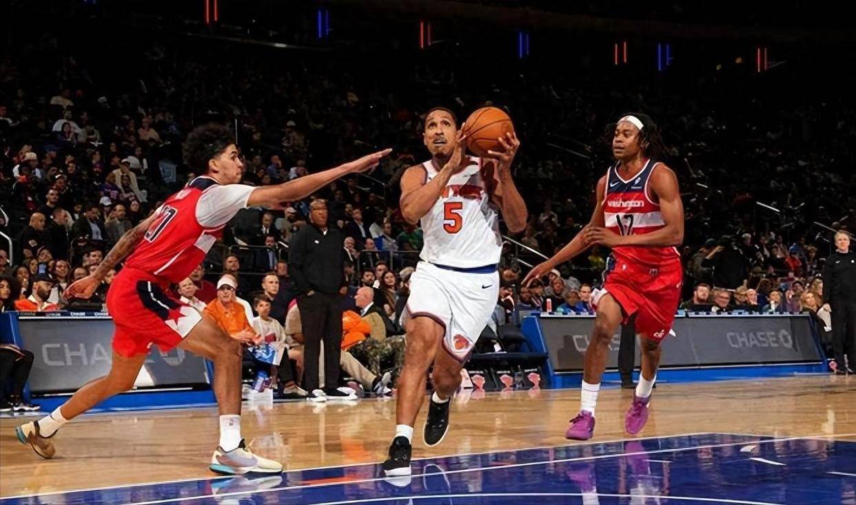 尼克斯力克山西队，范弗利特带队取胜