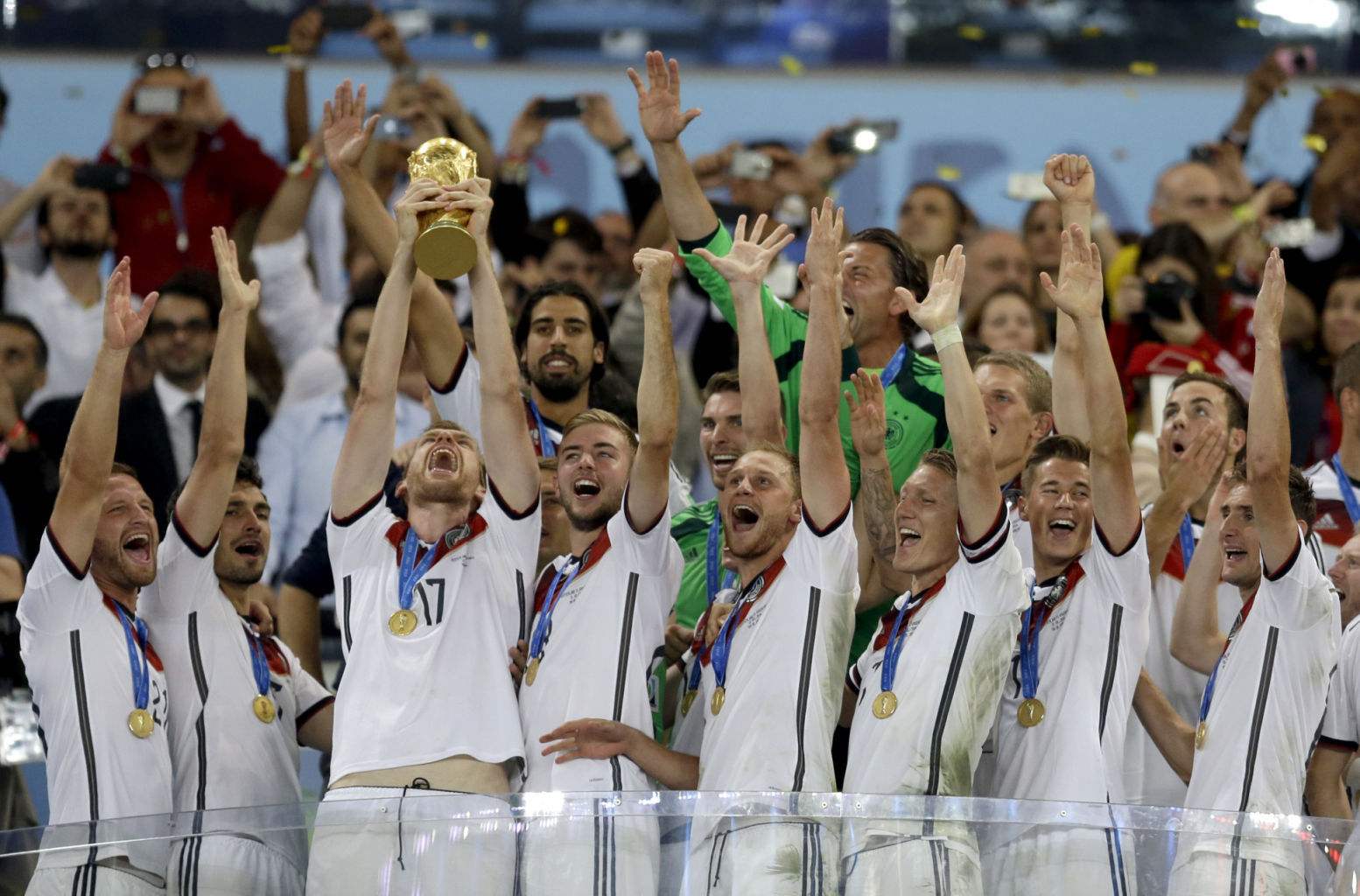 泰国队碾压德国队，黄鸭组合扛起全队