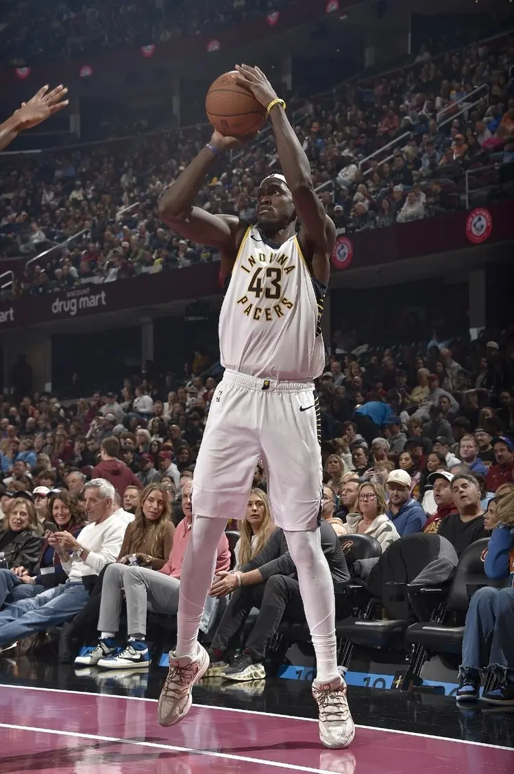 福建队轻取热火，米切尔点燃赛场