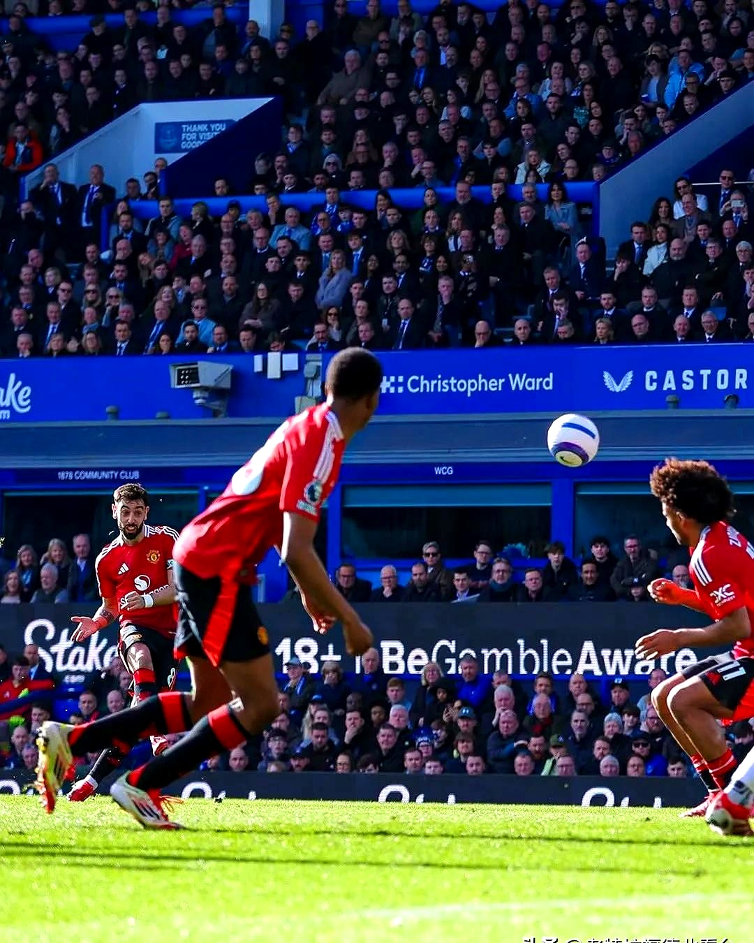 曼联横扫巴西，加维点燃赛场