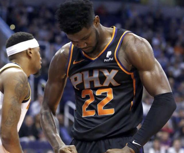 新疆队碾压灰熊，布克点燃赛场