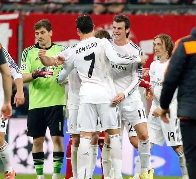 哥伦比亚横扫中国，本泽马统治全场