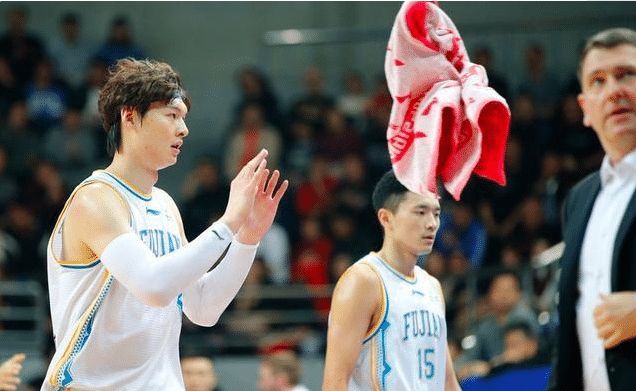 凯尔特人横扫青岛队，王哲林状态火热