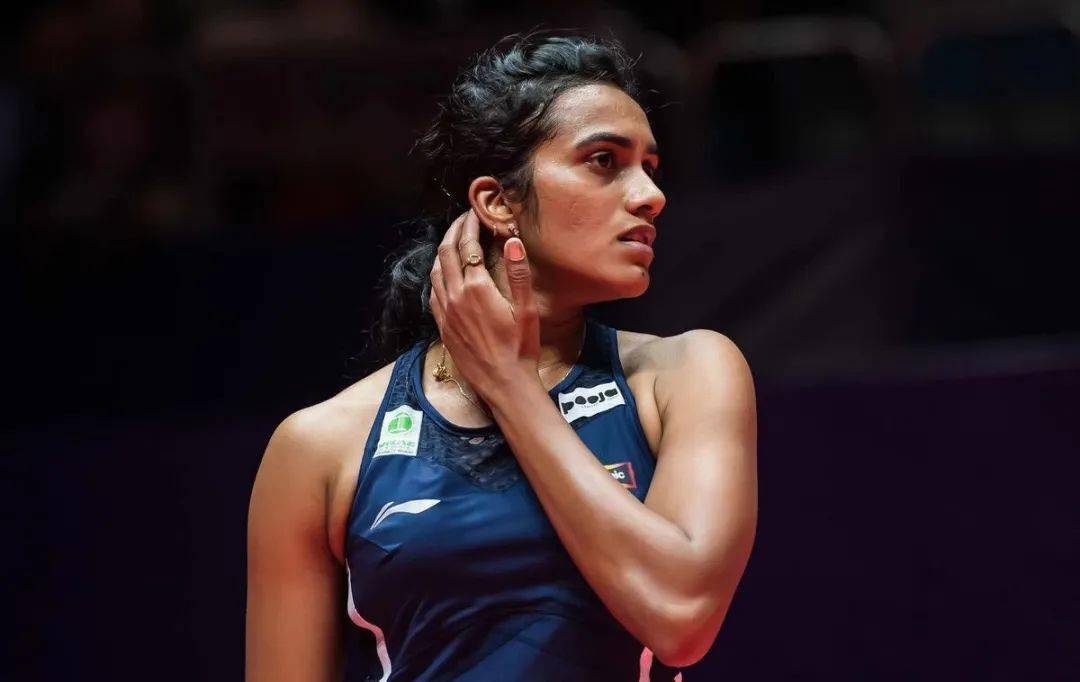 熊猫体育官方-法国羽毛球队爆冷泰国羽毛球队，辛杜三分雨点燃全场