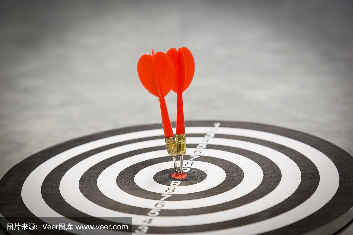 希腊射箭选手击中靶心，取得胜利