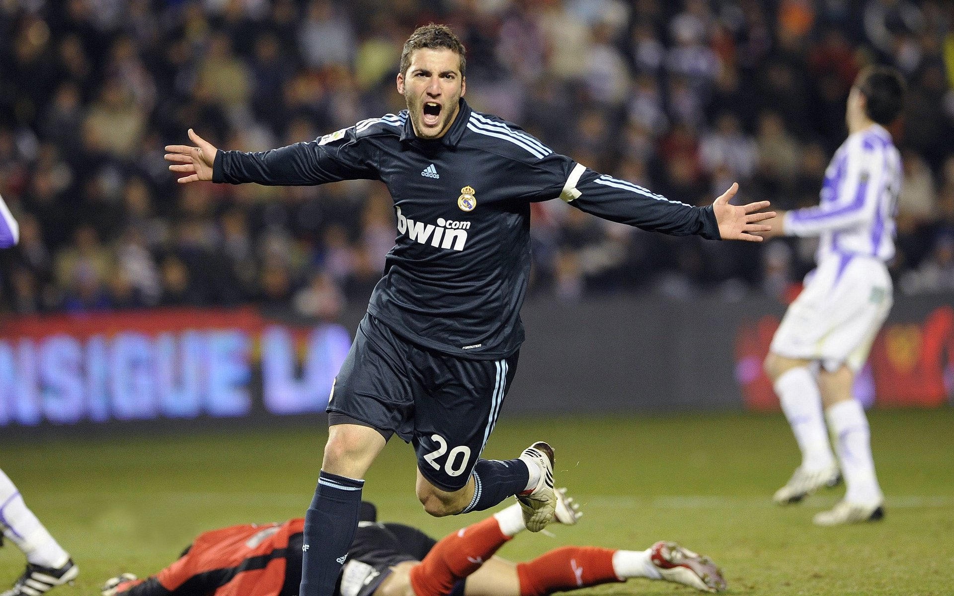 牙买加节奏与荷兰铁闸，当足球哲学在英超赛场交响