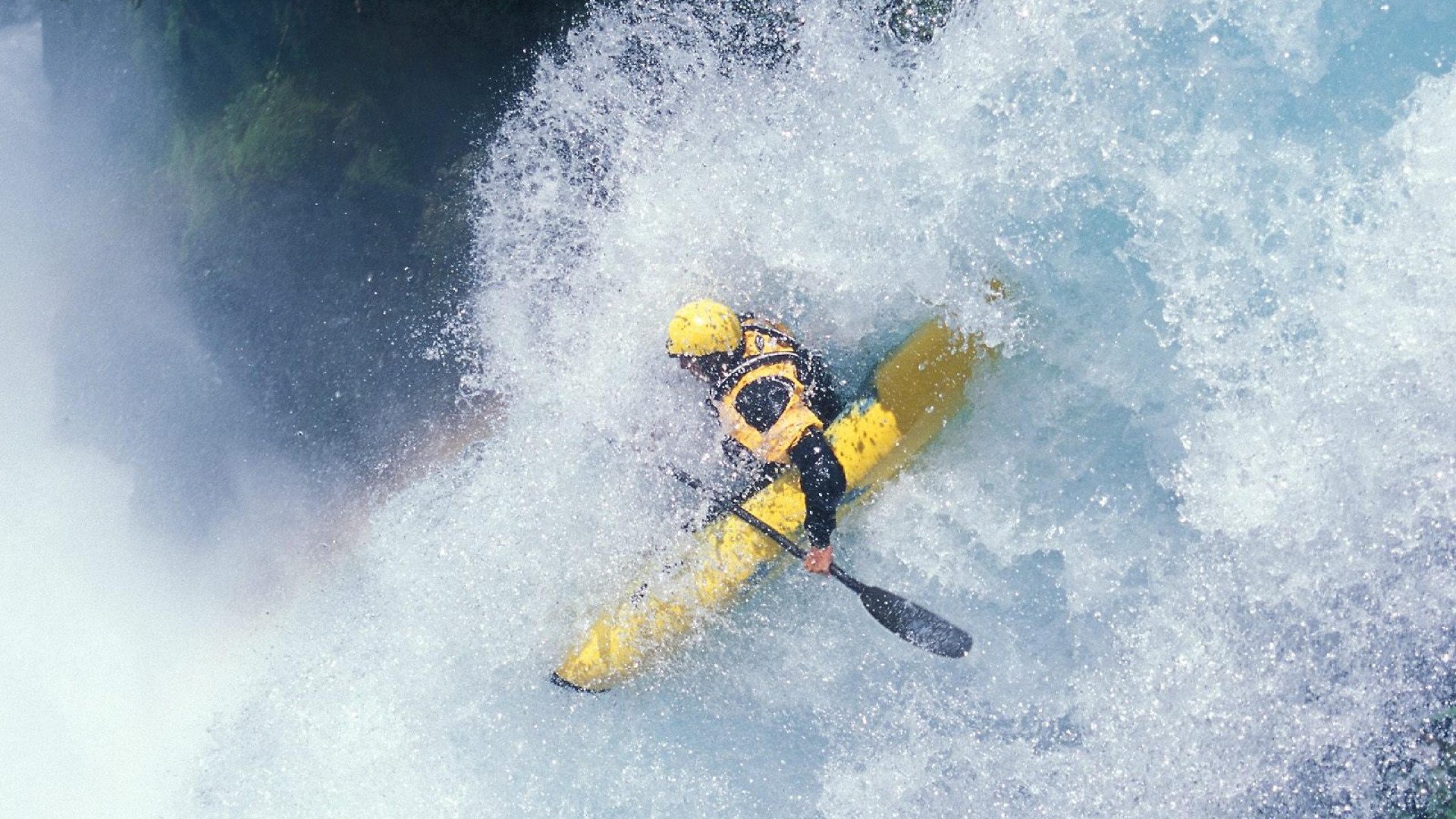 红黑与红蓝的终极猎杀，当F1年度争冠焦点战遇上委内瑞拉血拼勒沃库森—一场跨界宿命与速度的独白